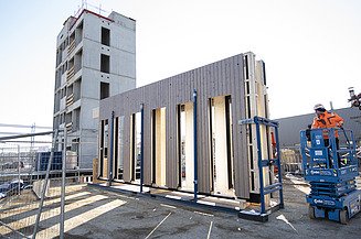 LENO-ADD Wall+Insulation+Facade Photo of a large LENO ADD element during assembly