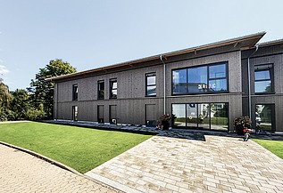 Eltern-Kind-Haus, Gailingen Foto des Eltern-Kind-Hauses in Gailingen. Man sieht ein Gebäude mit Holzfassade.