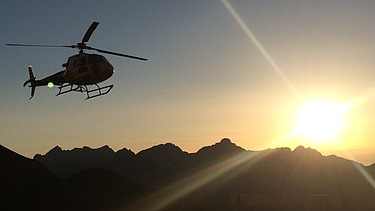 Foto der Holzbaumontage des Waltenberger Haus in Oberstdorf. Helikopter-Montage der LENO-BSP-Elemente.