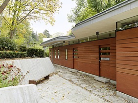 Foto eines modernen Bungalows mit LENO-BSP-Flachdach. Detailbild Fassade und Dach.