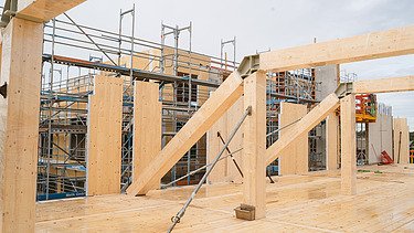 Photo of Witten University from the outside. You can see the assembly of the glulam beams and timber elements.