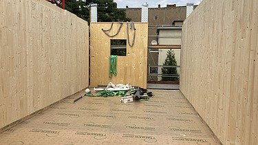 Photo of the timber construction assembly in Stendaler Straße in Berlin. You can see LENO cross-laminated timber elements.