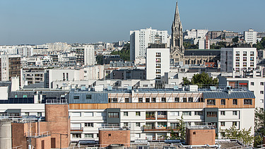 Luftaufnahme über Paris. Zu erkennen ist eine Aufstockung aus Holz.