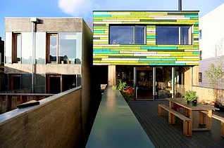 Foto eines Gebäudes mit Dachterrasse. Nachverdichtung.