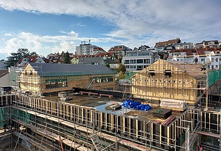 Außenaufnahme der Schule am Hang, Frankfurt. Man sieht ein großes Gebäude.