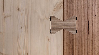 Photo of a wood-wood connection. You can see two wooden elements that are connected with wooden plugs.