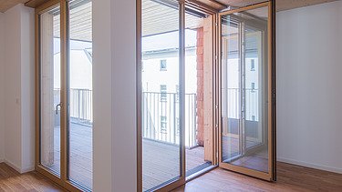 Foto eines hellen Innenraumes mit Holzdecke.