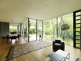 Foto eines modernen Bungalows mit LENO-BSP-Flachdach. Detailbild Wohnzimmer mit sichtbarer LENO-BSP-Decke.