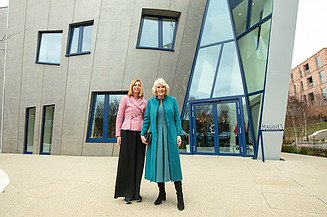 Aktuelles ZÜBLIN Timber. Queen Camilla und Laura Lee bei der Eröffnung des neuen Maggie's Center in London. Foto von Queen Camilla und Laura Lee vor dem Maggies Center in London