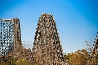 Foto der Holzachterbahn Colossos im Heide Park Resort Soltau. Zu sehen ist ein Teil der Achterbahn.