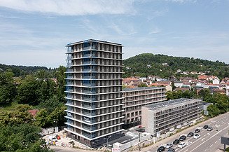 Mehrgeschossiger Holzbau bei ZÜBLIN Timber. Projekt Hochhaus CARL in Pforzheim Foto eines mehrgeschossigen Hochhauses aus Holz. Projekt CARL Pforzheim.