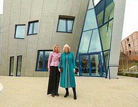 Foto von zwei Frauen. Links Laura Lee und rechts Queen Camilla bei der Eröffnung des neuen Maggies Center in London.