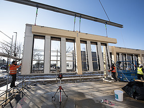 Photo of a timber frame construction element during the assembly of the new T3 office building from ZÜBLIN Timber in Aichach.