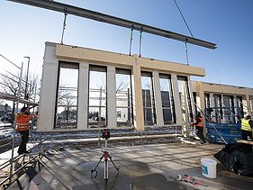 Photo of a timber frame construction element during the assembly of the new T3 office building from ZÜBLIN Timber in Aichach.