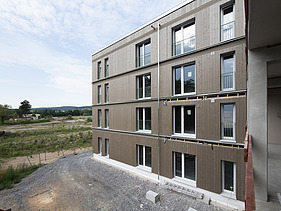 Außenansicht des Holz-Hybrid-Baus Quartier Hangweide in Kernen.