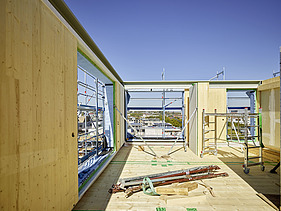 Foto des Gebäudes SKAIO Stadtsiedlung in Heilbronn. Man sieht die Montage der LENO-Holzelemente.