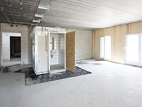 Photo of the assembly of bathroom modules. Hangweide Kernen neighborhood project.