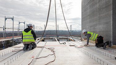 Foto von zwei Handwerkern auf der Holzbaustelle CARL in Pforzheim.