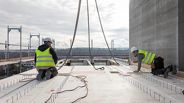 Photo of two craftsmen at the CARL timber construction site in Pforzheim.