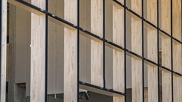 Foto der Holzfassade des Gebäudes JOWAT Haus der Technik.