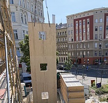 Foto der Holzbaumontage in der Stendaler Straße in Berlin. Man sieht ein großes LENO-ADD-Holzelement.