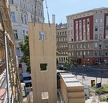 Photo of the timber construction assembly in Stendaler Straße in Berlin. You can see a large LENO ADD wooden element.