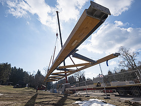 Foto von dem Besucherzentrum in Ruhestein, großes Holzelement am Kran.