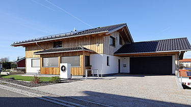 Foto eines Wohnhauses aus LENO-Brettsperrholz mit Holz-Putzfassade.