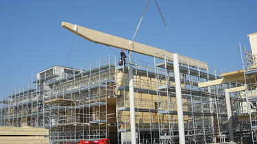Foto der Holzbaumontage des Hotels Aqualux in Bardolino.