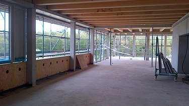 Photo of the Flexim Berlin shell from the inside. On display: Wood-concrete composite ceilings.