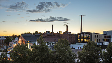 Foto der Brauerei Gebr. Maisel in Bayreuth. Man sieht die Holzaufstockung aus der Ferne.