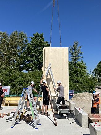 Foto der Holzbaumontage des Projekts AELF in Landshut.