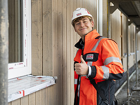 Foto von Michael auf der Baustelle, mit Daumen nach oben. 