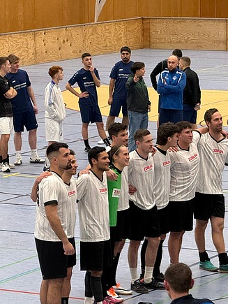 Team photo of a hobby soccer team in a sports hall.