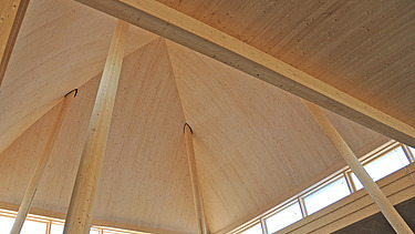 Foto der Kirche Burgweinting von innen. Zu sehen ist die Holzdachkonstruktion.