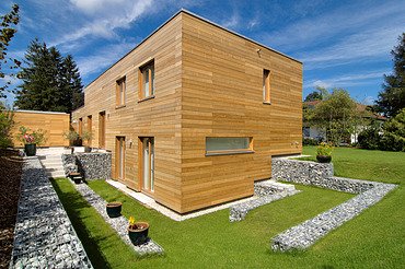 Wohnhaus Krailing Foto eines modernes LENO-Holzhauses mit Holzfassade.