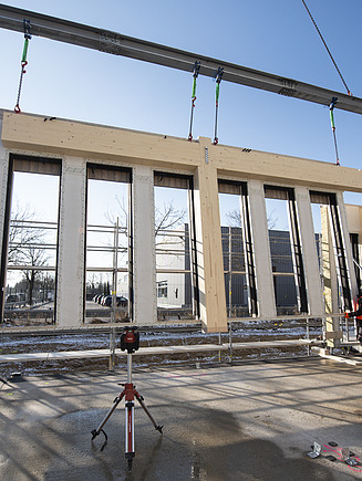 Foto der Montage von Holzelementen der Baustelle Büro T3 in Aichach.