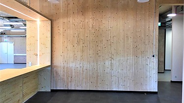 Foto des Verwaltungsgebäudes in Nalbach. Wände/Decken aus LENO-Brettsperrholz und HRB.