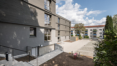 Foto der Joseph-Stiftung in Bayreuth. Man sieht ein Gebäude mit grauer Fassade.