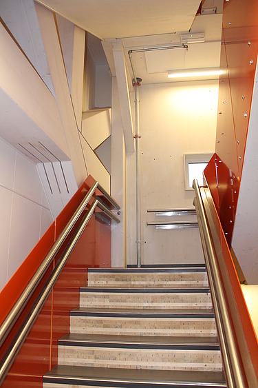 Foto eines Treppenaufgangs. Man sieht eine Treppe aus LENO-Brettsperrholzelmenten.