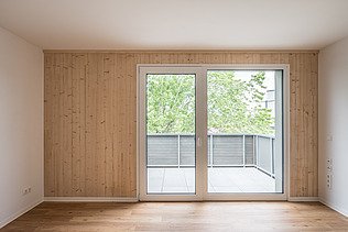 Foto eines Innenraums der Joseph-Stiftung in Bayreuth. Man sieht ein LENO-ADD-Außenwandelement.