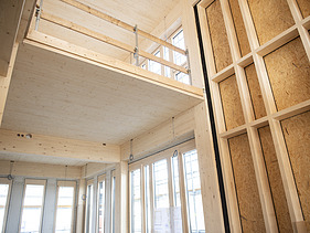 Rohbaufoto des Bürogebäudes von ZÜBLIN Timber. Atrium.
