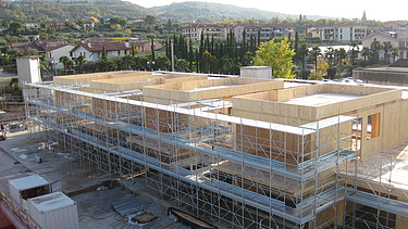 Foto der Holzbaumontage des Hotels Aqualux in Bardolino.