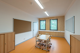 Innenaufnahme der Schule in Erfurt. Man sieht ein Klassenzimmer und eine LENO-ADD-Holz-Außenwand.