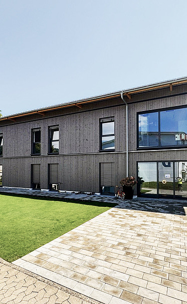 Photo of the parent-child house in Gailingen. You can see a building with a wooden façade.