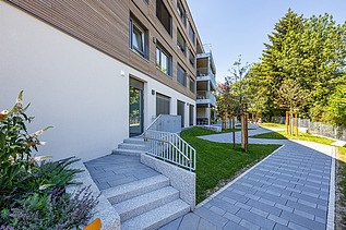 Photo of the Elias-Schrenk-Haus retirement home in Tuttlingen. You can see a building with a wooden façade.