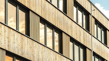 Photo of Flexim Berlin office building from the inside. Wooden facade.