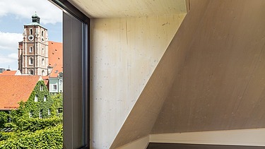 Foto eines Fensterausschnittes mit Innenwänden aus LENO-Brettsperrholz.