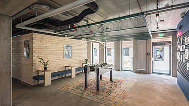 Photo of the student hall of residence in Golm. You can see a furnished common room.