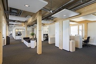 Photo of the Stadtwerke Lübeck administration building. You can see a modern office space.
